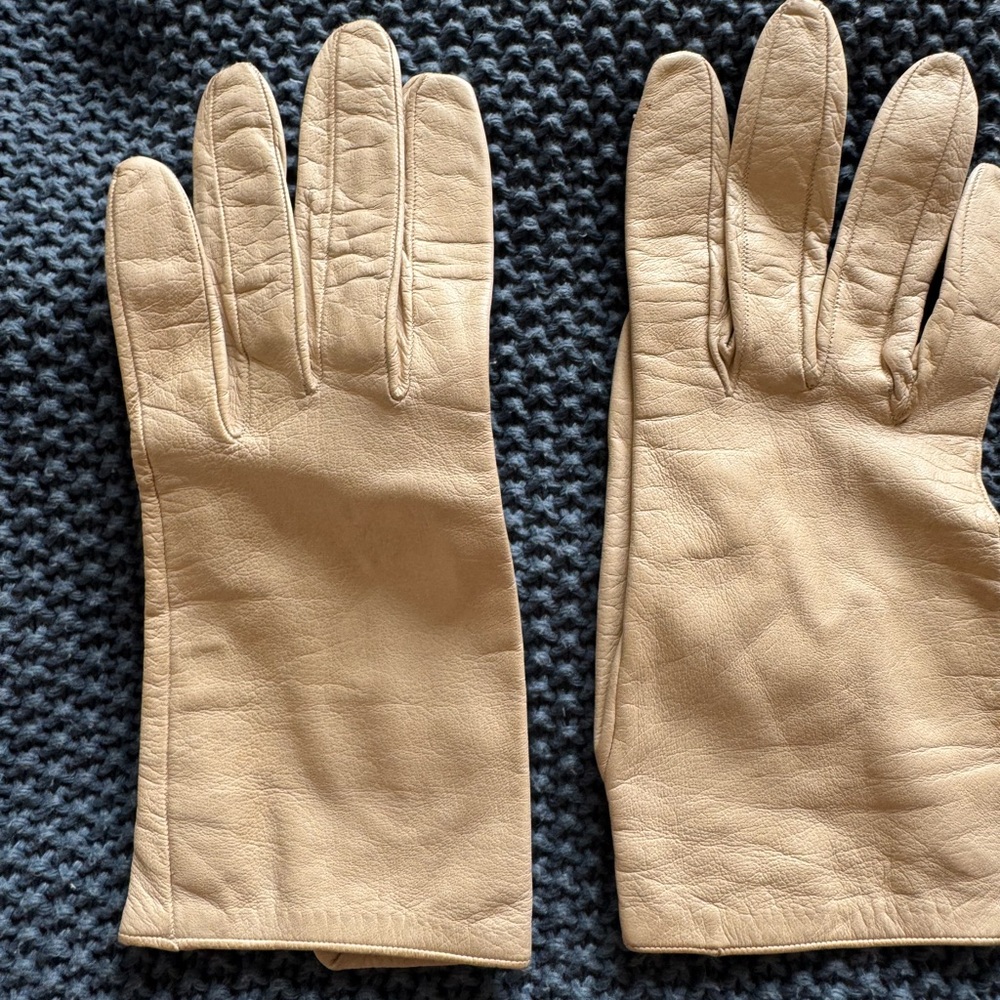 Neiman Marcus Cream Leather Gloves